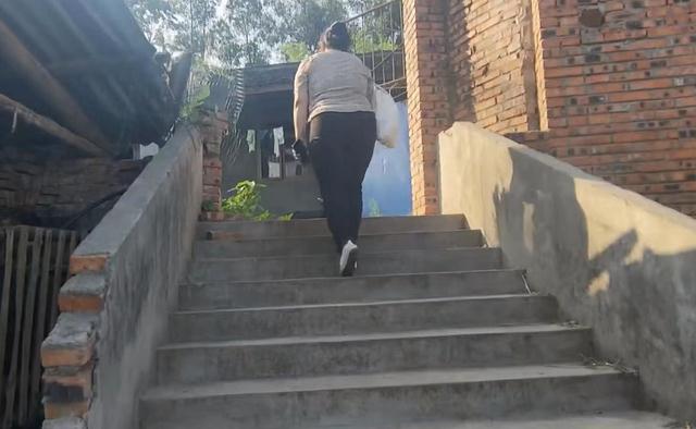 儿媳外出打工期间,老家房子面临征收,公公4万元偷卖给自己女儿