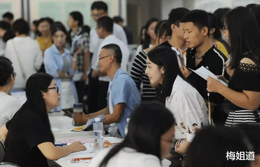 |95后女大学生反向操作,从设计院离职后当“保安”,网友表示费解