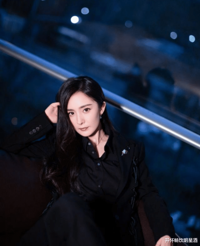 杨幂|“黑蜘蛛”的全套西服，杨幂女神大秀制服魅力，网友：太有范！