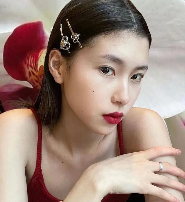 眼线 这是一篇《春节妆容日历》,没来得及美甲、种睫毛的……这篇帮你们“扳回一城”