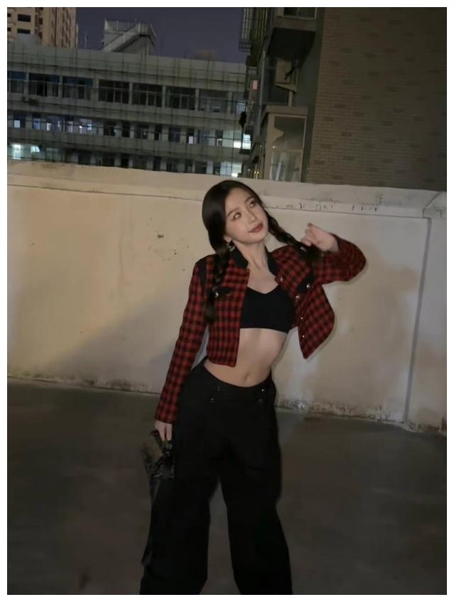 发型 虞书欣真是“甜妹”的代表，长相清纯穿衣甜飒，走到哪都有回头率