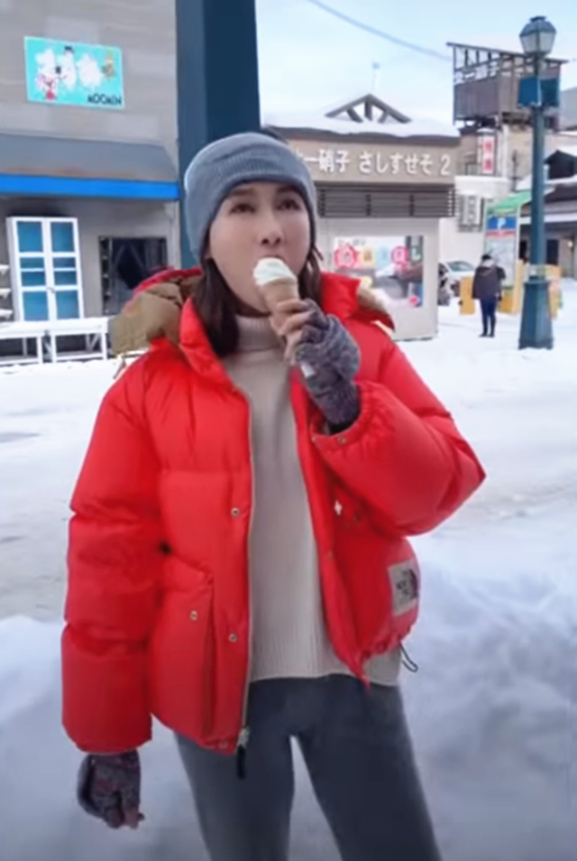 日本旅游|一众港星扎堆日本旅游！黎姿雪地里吃雪糕，李嘉欣蔡一智开心滑雪