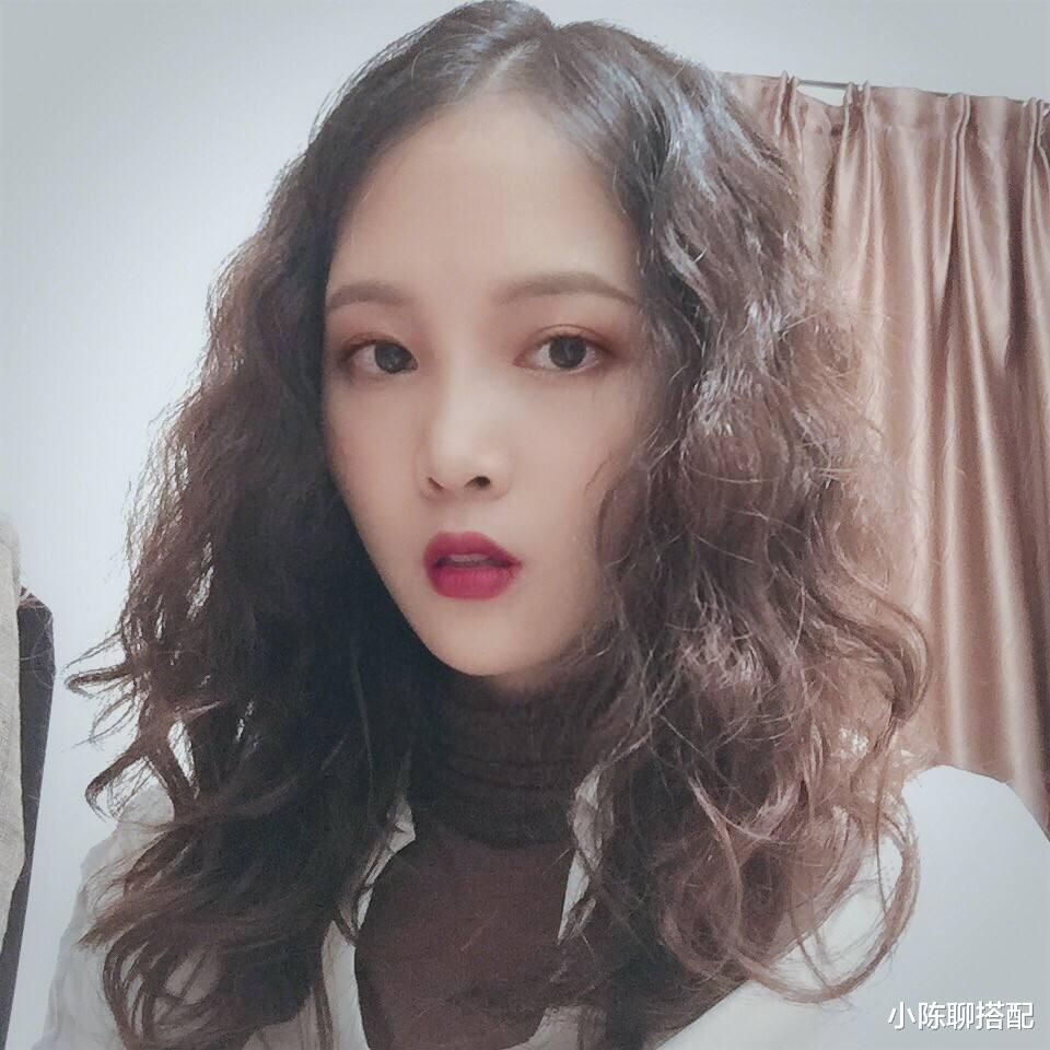 发型 烫卷发不好看的女人，多半不知道这3点，选错发型显老10岁