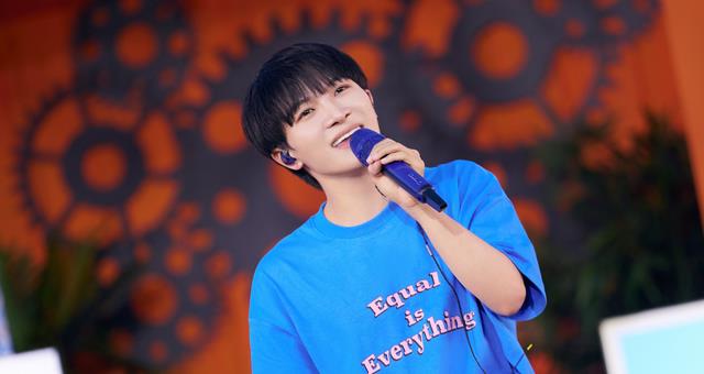 周深|央视夏日歌会,周深震撼全场,与李健即兴清唱,婉转戏腔征服全网