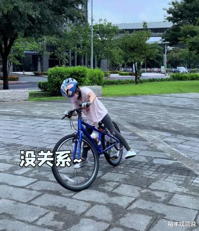阿雅|阿雅带女儿学骑车！8岁柳小宝越长越漂亮，网友盛赞强过小S女儿