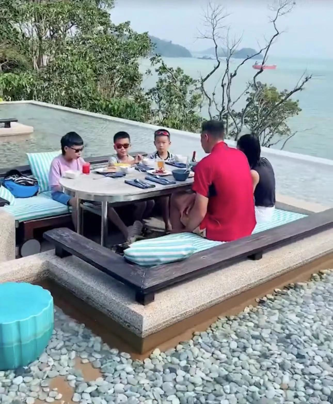 易建联|易建联携全家泰国度假!高颜值老婆长腿吸睛,美国籍儿子身高抢镜