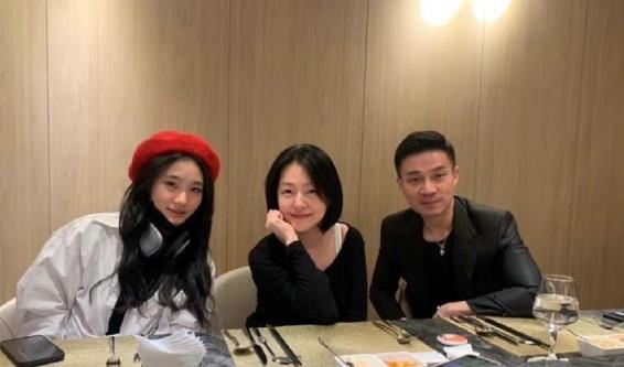 小S|小S被网友集体吐槽，自己婚姻中忍气吞声，姐姐大S婚姻里上蹿下跳