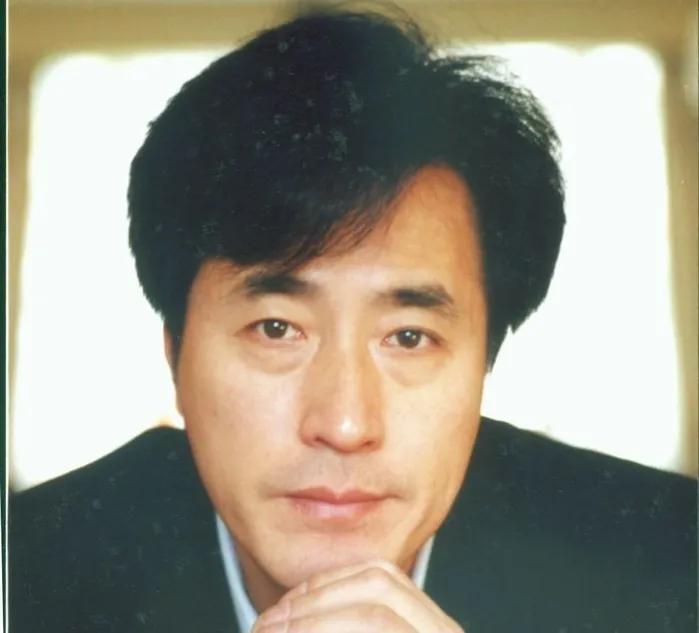 杨立新|杨立新:为张国荣配音,27岁娶初恋,恩爱多年生一明星儿子