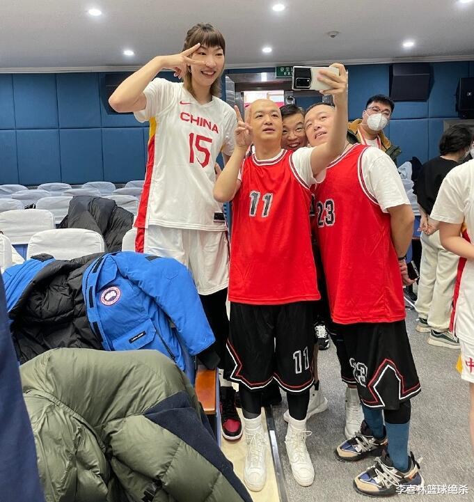 吴磊|女篮上春晚!李梦俏皮合影毛不易,1米82吴磊合影2米07韩旭显娇小