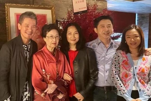 张嘉欣|61岁庾澄庆首次公开妻子，再婚6年，与张嘉欣对唱秀恩爱