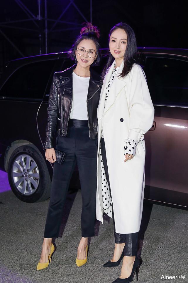 董璇|佟大为妻子挺会扮嫩，机车夹克配苹果头，董璇看着更像姐姐