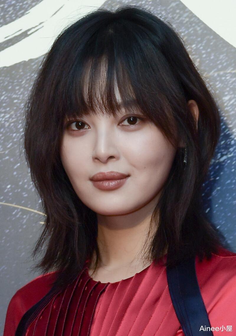 辛芷蕾的女人味太浓了，穿红色缎面裙显身材，小巧脸型挺加分