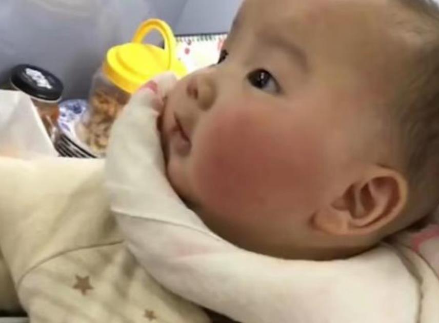 姚策|尴尬！熊磊母亲晒出姚策生前童年照片，喊话对方节日快乐遭嘲讽