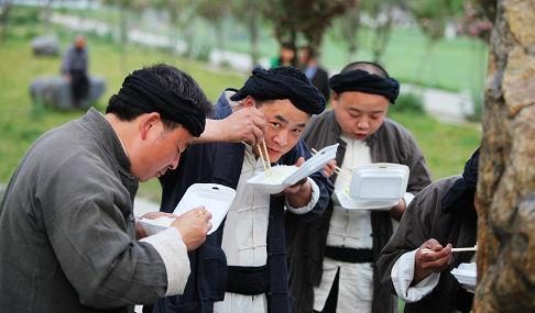 横店|“横店群演”的现状:懒汉的乐园,光棍的世界,还遇戏就抢?