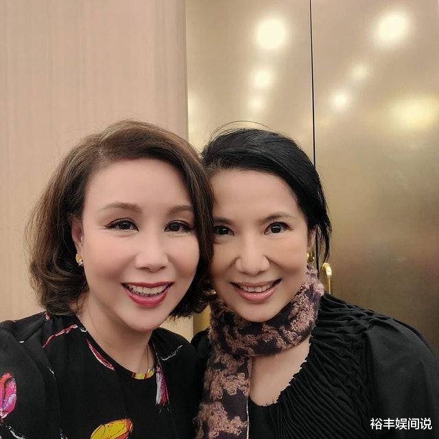 关秀媚|55岁关秀媚与文雪儿聚首,冻龄颜值不输邱淑贞,与男友感情稳定