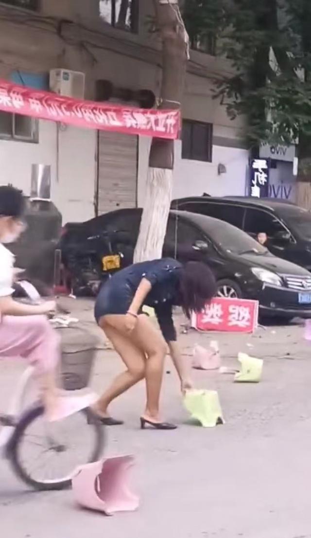 一男子为分手而躲起来,找不到男友,女子醉酒后砸他家门口的东西