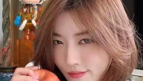 |网红聂小雨擦边上瘾，多次穿“裂缝衣”，网友用封杀警告仍不悔改