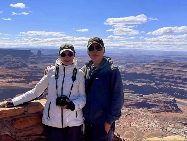 姜黎黎|67岁姜黎黎罕晒国外近况,满头乌发状态佳,游山玩水生活惬意