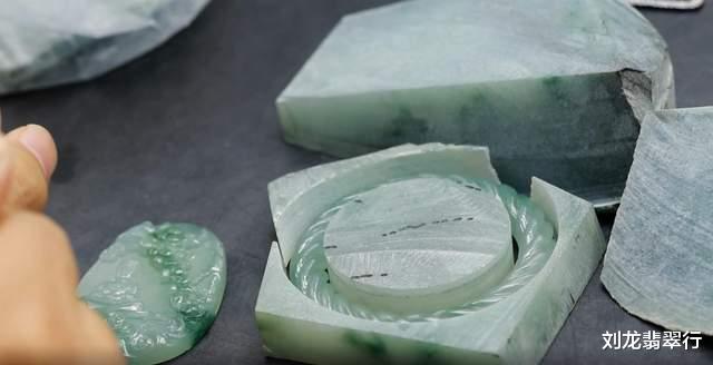 翡翠|幸运赌石记：价值30000的翡翠原石，取出古典麻花镯