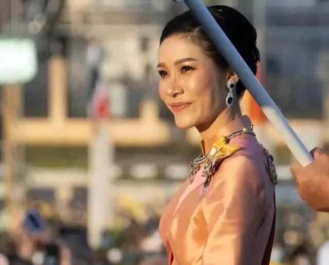 诗妮娜|42岁苏提达晒出诗妮娜素颜照,满脸痘印皮肤黑,打压手段令人心颤