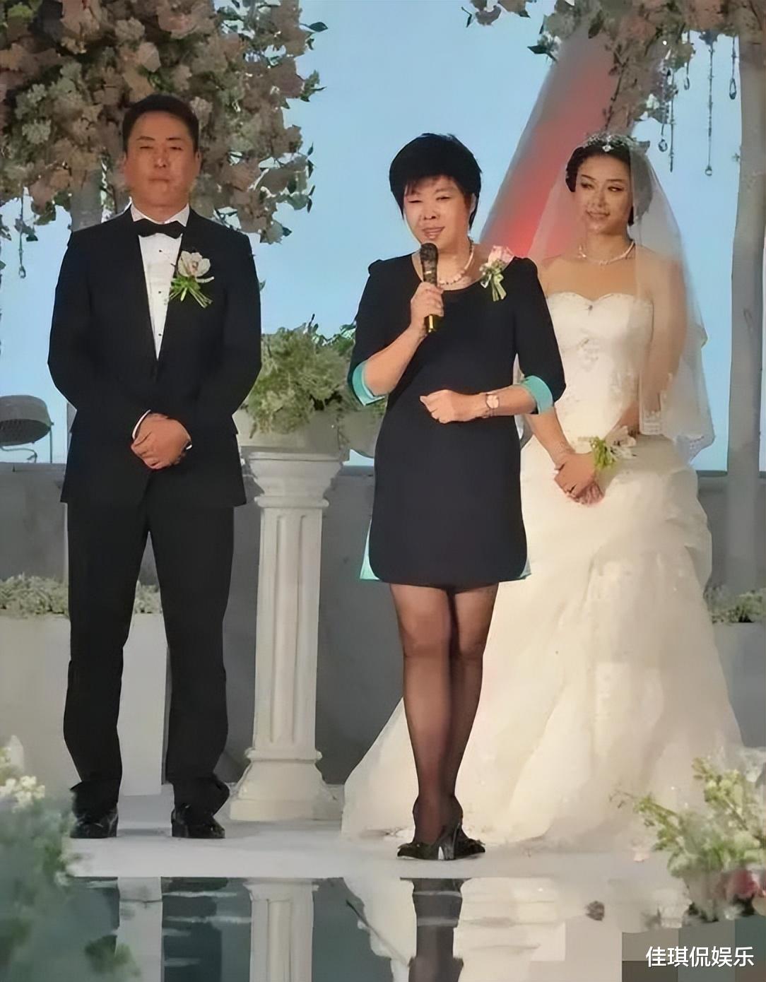 濮存昕|濮存昕嫁女“倒贴”50万,还送女儿女婿灭火器,希望她们互相包容