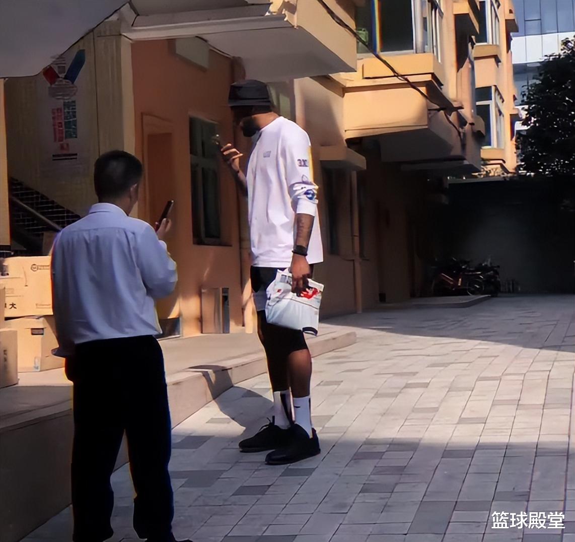 索尼·威姆斯|要走了！威姆斯已收拾好行李，下午离开酒店前往机场，众球迷送别