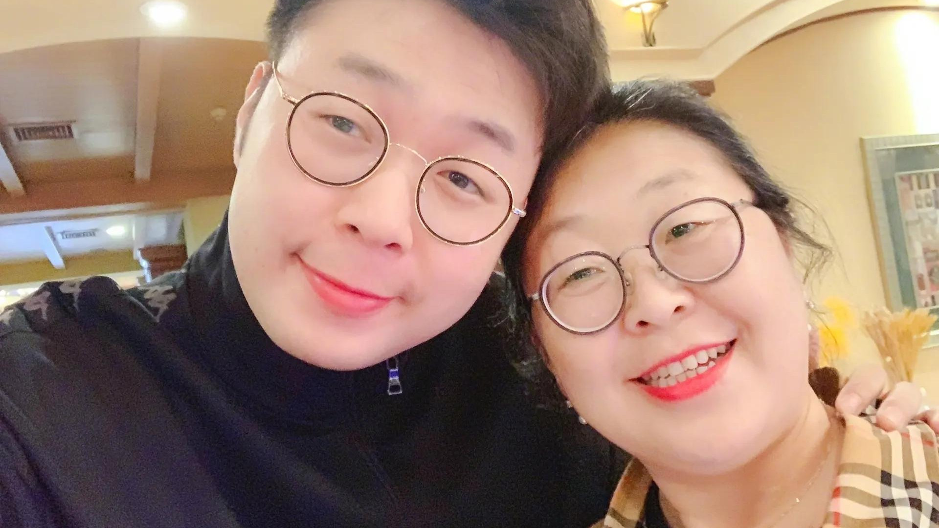 化妆 杜海涛素颜露面，瘦到变丑认不出，网友指他老得像身旁亲妈同龄人