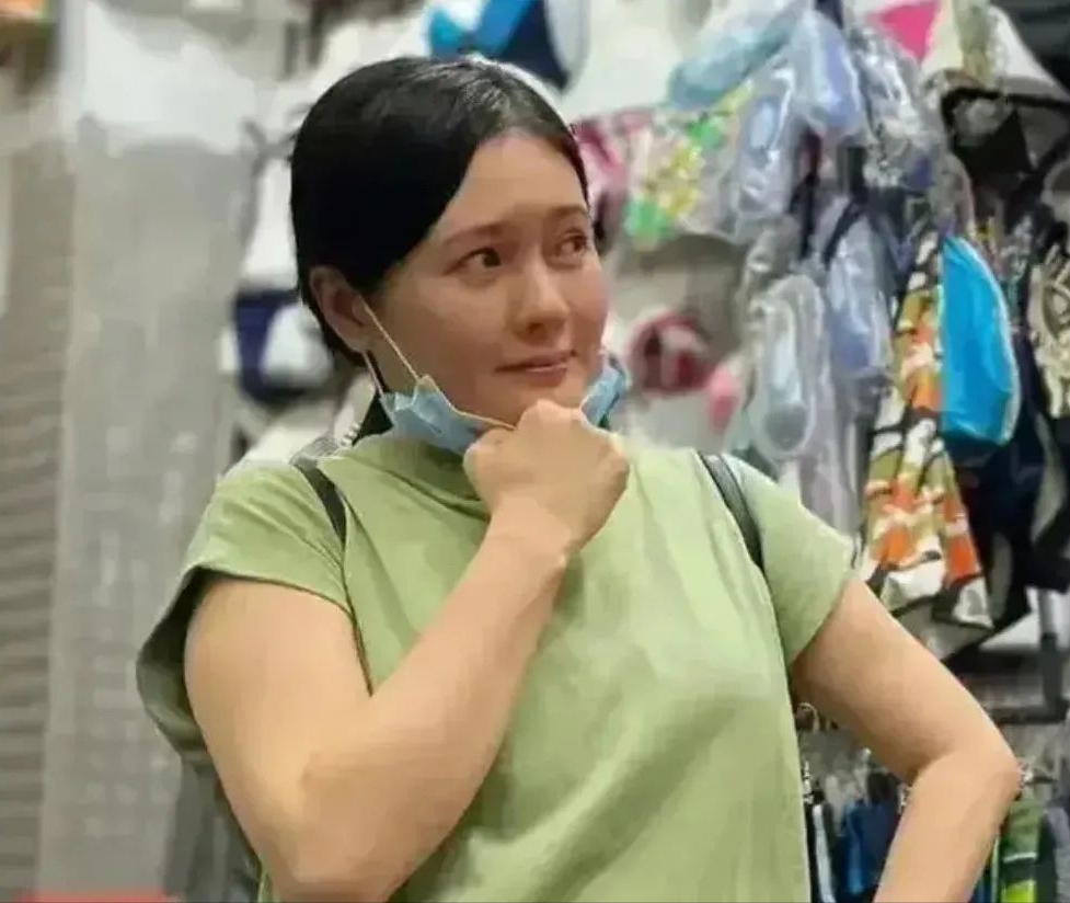 李丽珍|56岁李丽珍享尽人间风月,如今站街边卖化妆品度日,身材发福严重