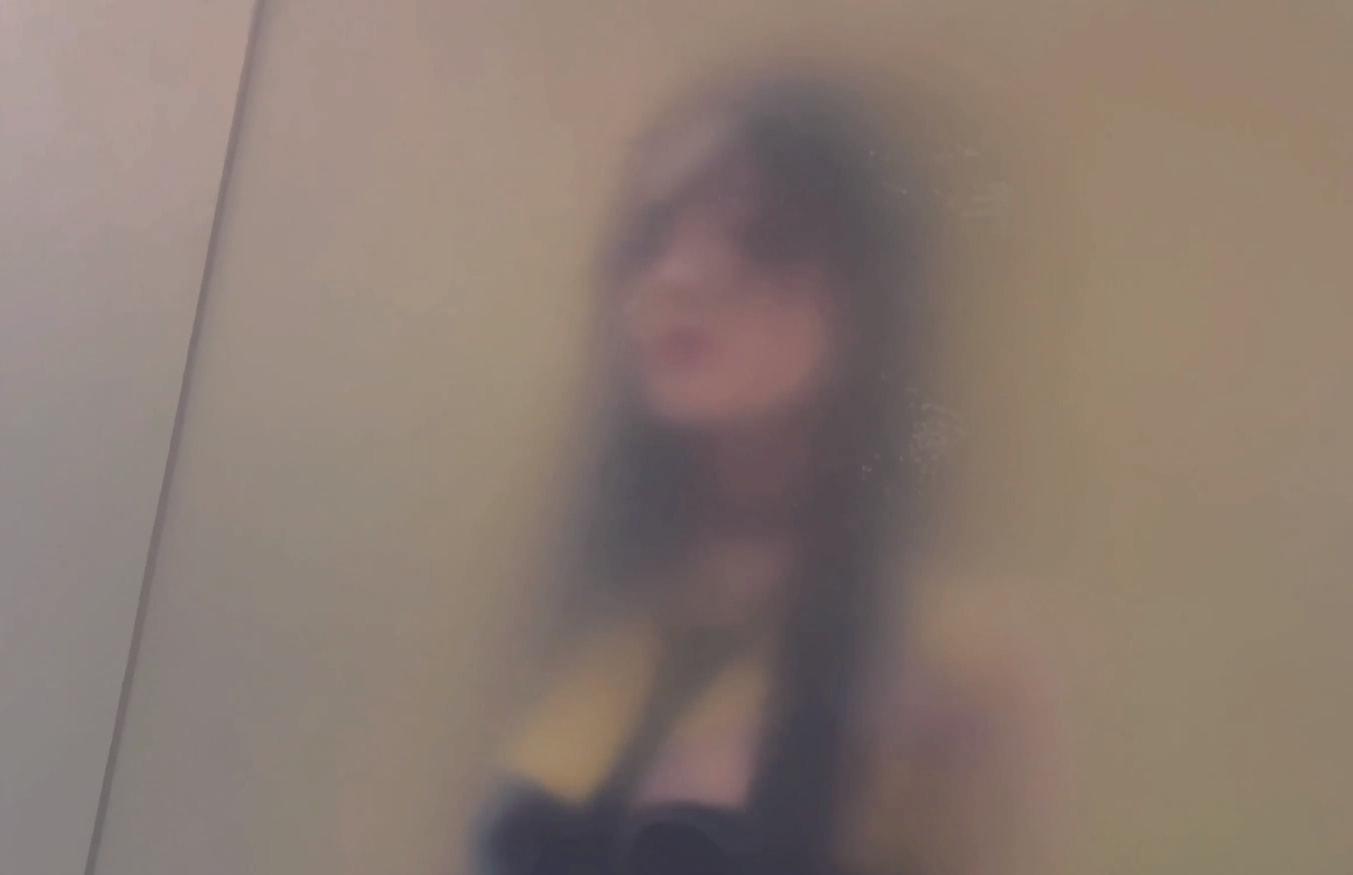 古力娜扎|古力娜扎拍摄CG大片，站在玻璃后面摆拍惹争议，被质疑打擦边球