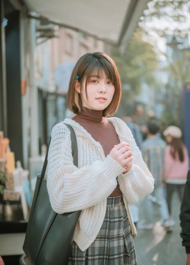 拍照时手不知道怎么摆,10个手的拍照姿势,完美释放双手