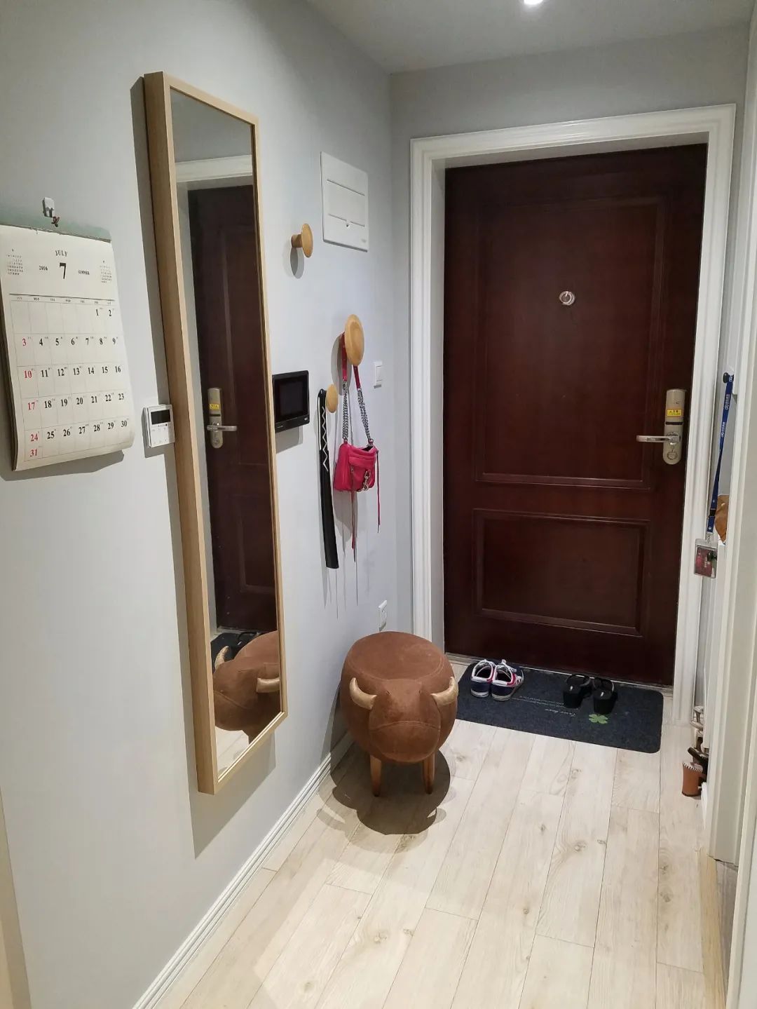 进门后是长玄关，如何设计更加实用而不压抑呢？