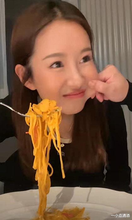 张子萱|张子萱满脸胶原蛋白，陈赫温柔一捏，羡煞旁人