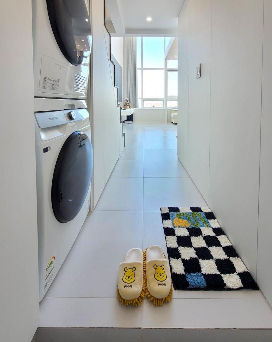 50㎡跃层公寓，装修“简”过头了！全屋刷大白墙，悬空书房很过瘾