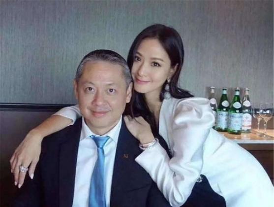 孙芸芸|44岁孙芸芸晒照庆生，被赞与儿子像姐弟，奢侈品礼物收到手软