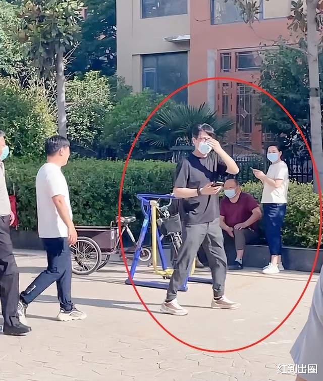 靳东|靳东回老家疑陪外甥女高考，两人合照罕见曝光，颜值出众身高1米7