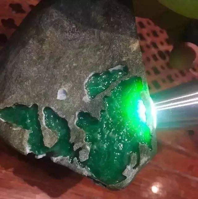 翡翠|1w2买的「帝王绿」翡翠原石，切出来干青种！钱全打水漂了