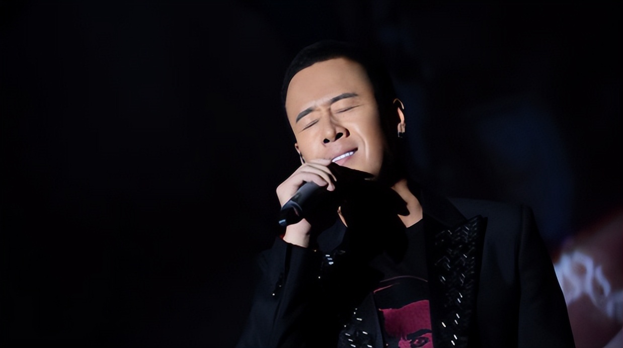 范冰冰|49岁杨坤与美女聚餐！女方前凸后翘身材辣，两人贴身热聊显亲密