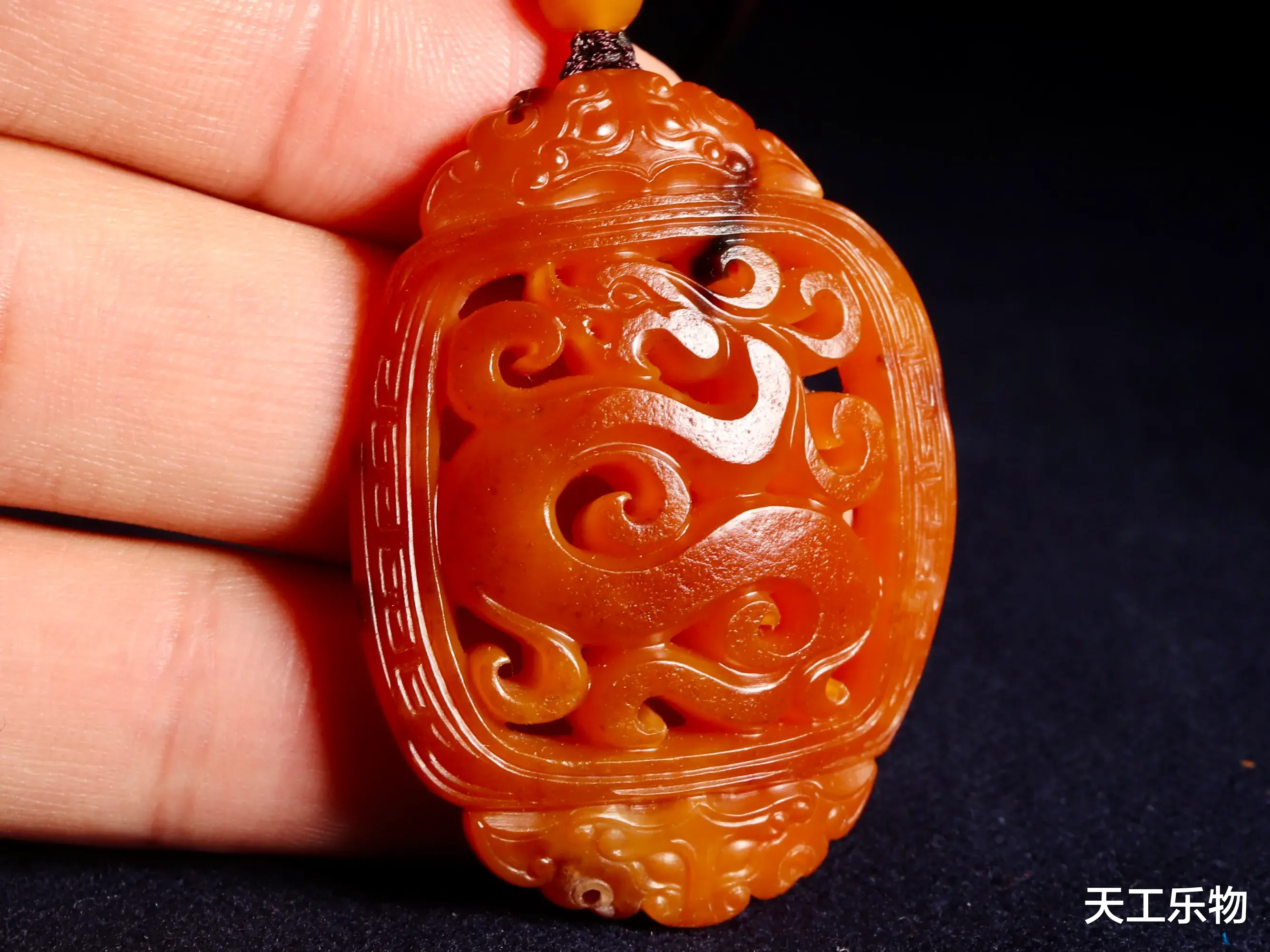 雕刻|十个红沁九个皮！为何和田籽料“仿古龙”的雕刻会留皮不留玉？
