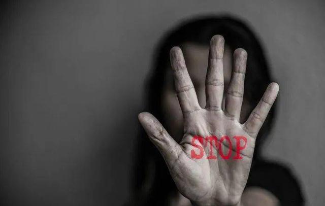 女子先后与兄弟两人相好,陷入三角情感矛盾:后被弟弟持刀杀害