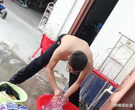 河南一女子偷拍丈夫洗衣服不敢出声,网友一看秒懂:比洗衣机快