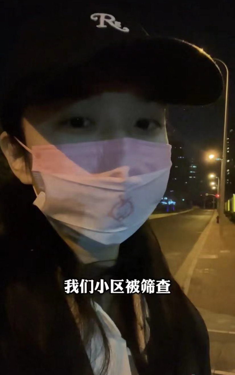 吴雅婷|33岁女艺人小区被封无法回家！深夜为家人送物资，和幼女隔空喊话