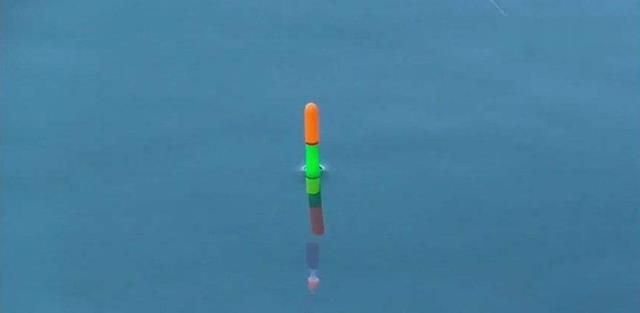 |男子穿着防护服钓鱼，把旁边的钓友整蒙圈了，网友：鱼张嘴去找他