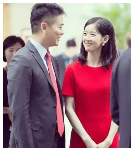 章泽天|奶茶妹怀二胎小肚隆起,刘强东携妻现身美超市:共同应对明州事件