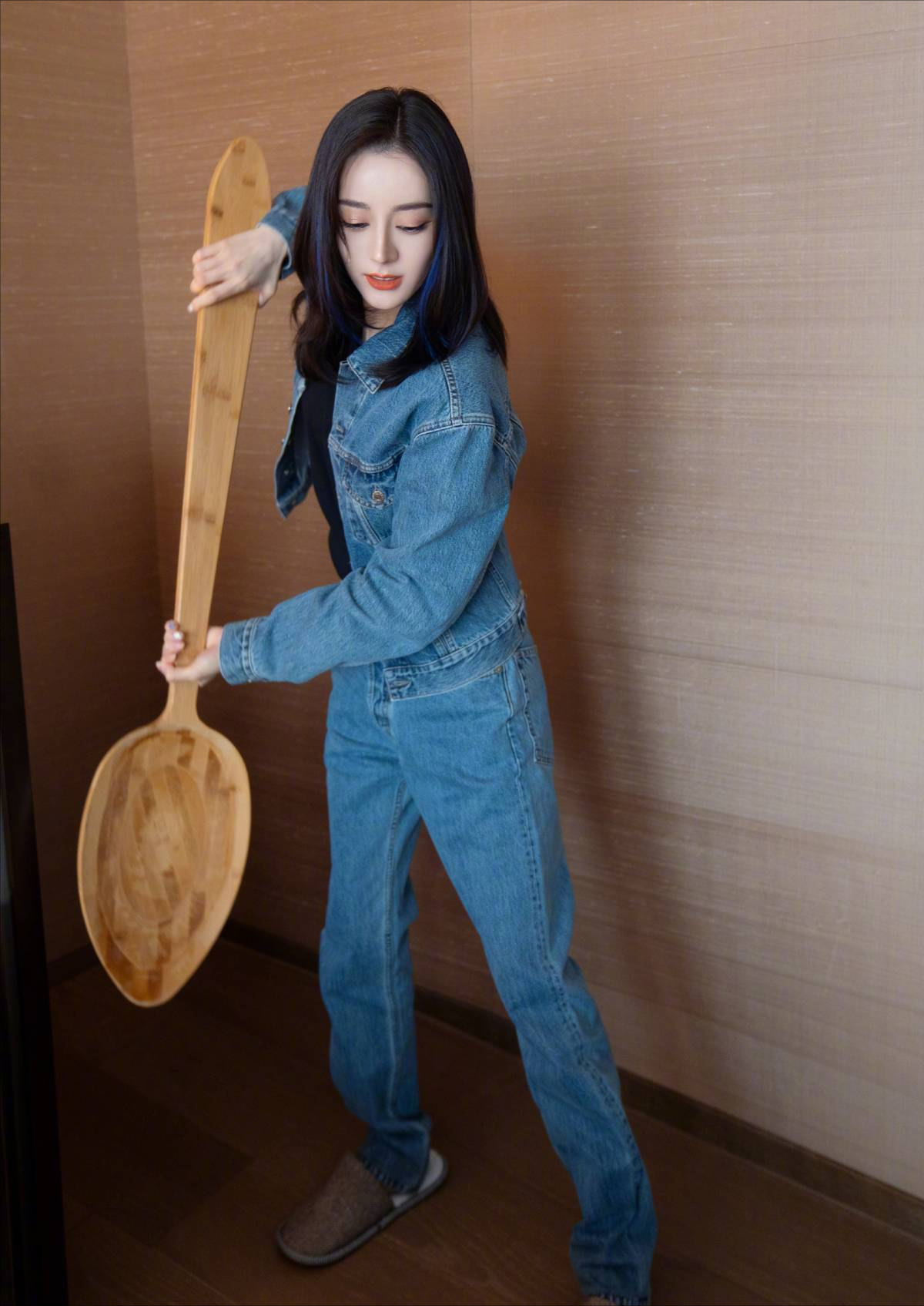 穿衣搭配 迪丽热巴剪了短发更美了，穿湖水色卫衣休闲有范，看着太甜了
