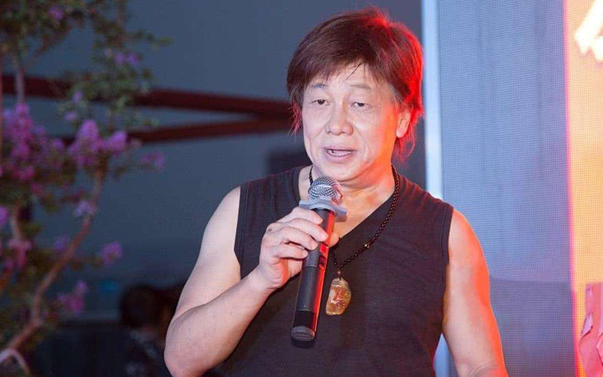 港星梁小龙定居成都放飞自我,深夜在大街上打拳,不顾形象惹争议