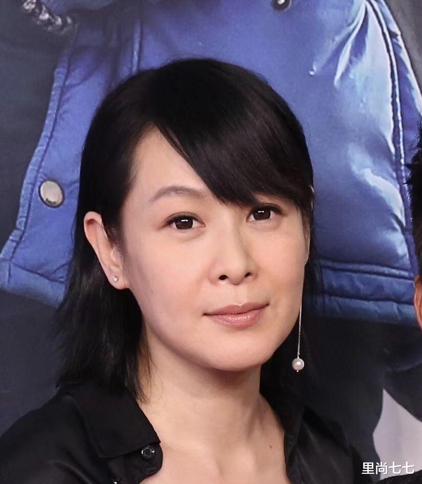 刘若英也老了！西装穿出水桶腰，踩20cm高跟比例依旧不佳