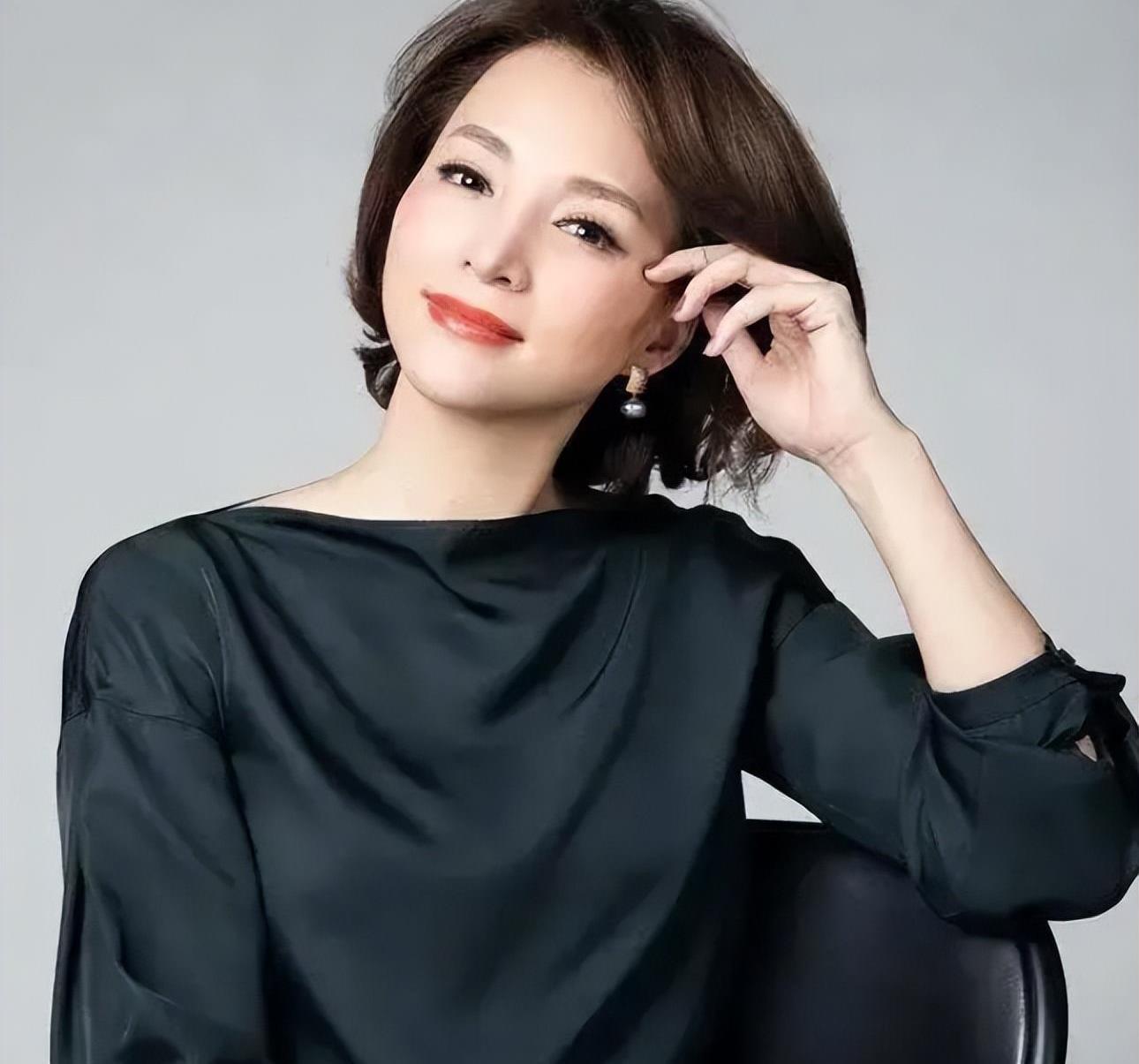 春夏穿搭 想看标准贵气的东方美人脸？审美还待是央视！