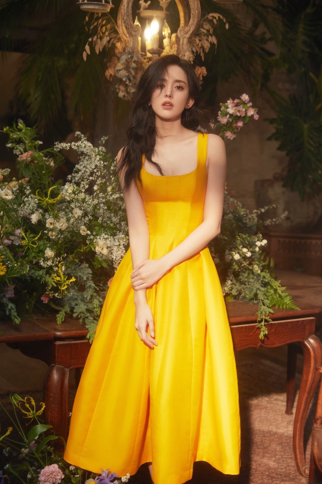 古力娜扎穿裙子的样子让人着迷，柠檬黄色收腰裙加身，氛围满满