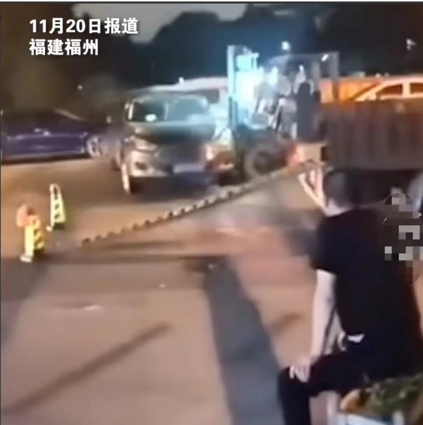 “占我车位,我就把你的车扔到河里,我赔得起!”近日,福州,男子发现自己的车位被同小区邻居占用