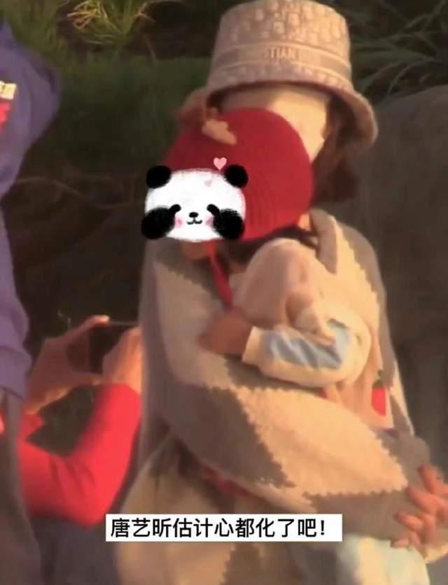 唐艺昕|唐艺昕带女儿玩耍，母女穿同色系衣服，网友热议不断